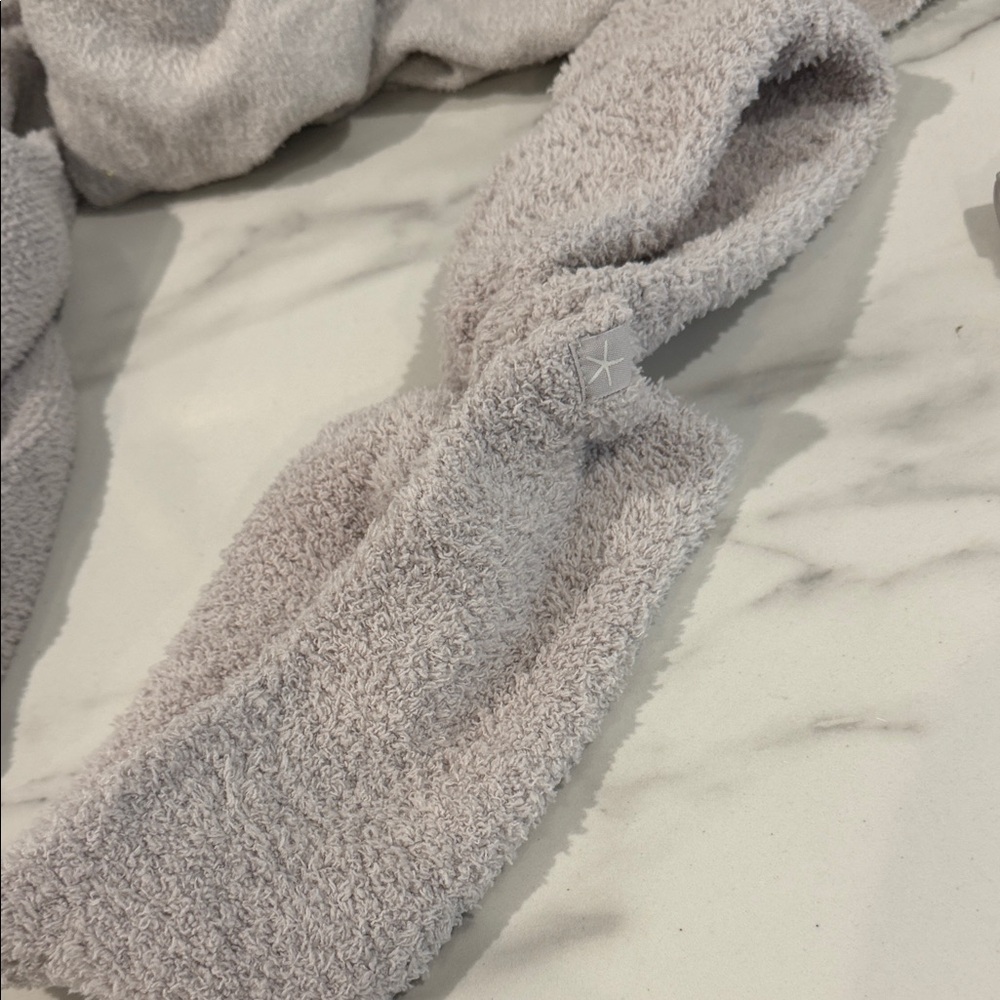 Barefoot Dreams CozyChic Lite  in Soft Gray, throw blanket,  & face cover - Picture 3 of 4